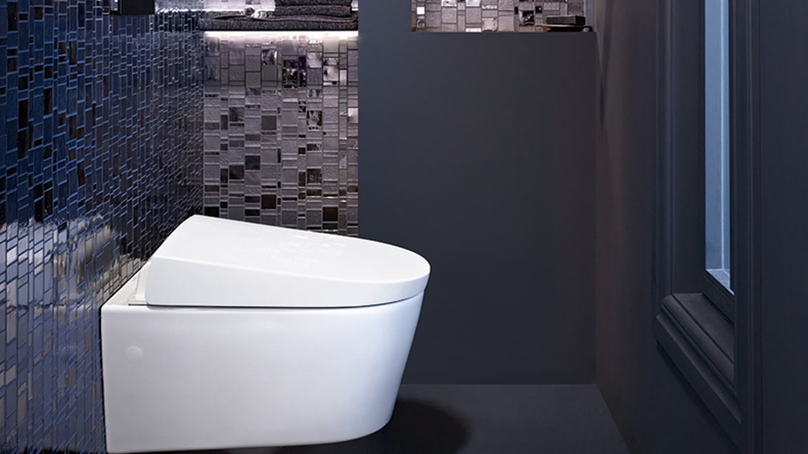 Badezimmer mit Geberit AquaClean Sela Dusch-WC und Drückerplatte Sigma40 Badezimmer mit Geberit AquaClean Sela Dusch-WC und Drückerplatte Sigma40