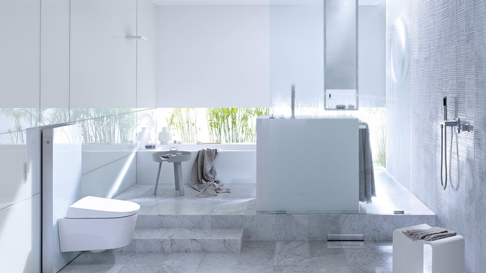 Bad mit Geberit Monolith und AquaClean Sela Dusch-WC Bad mit Geberit Monolith und AquaClean Sela Dusch-WC